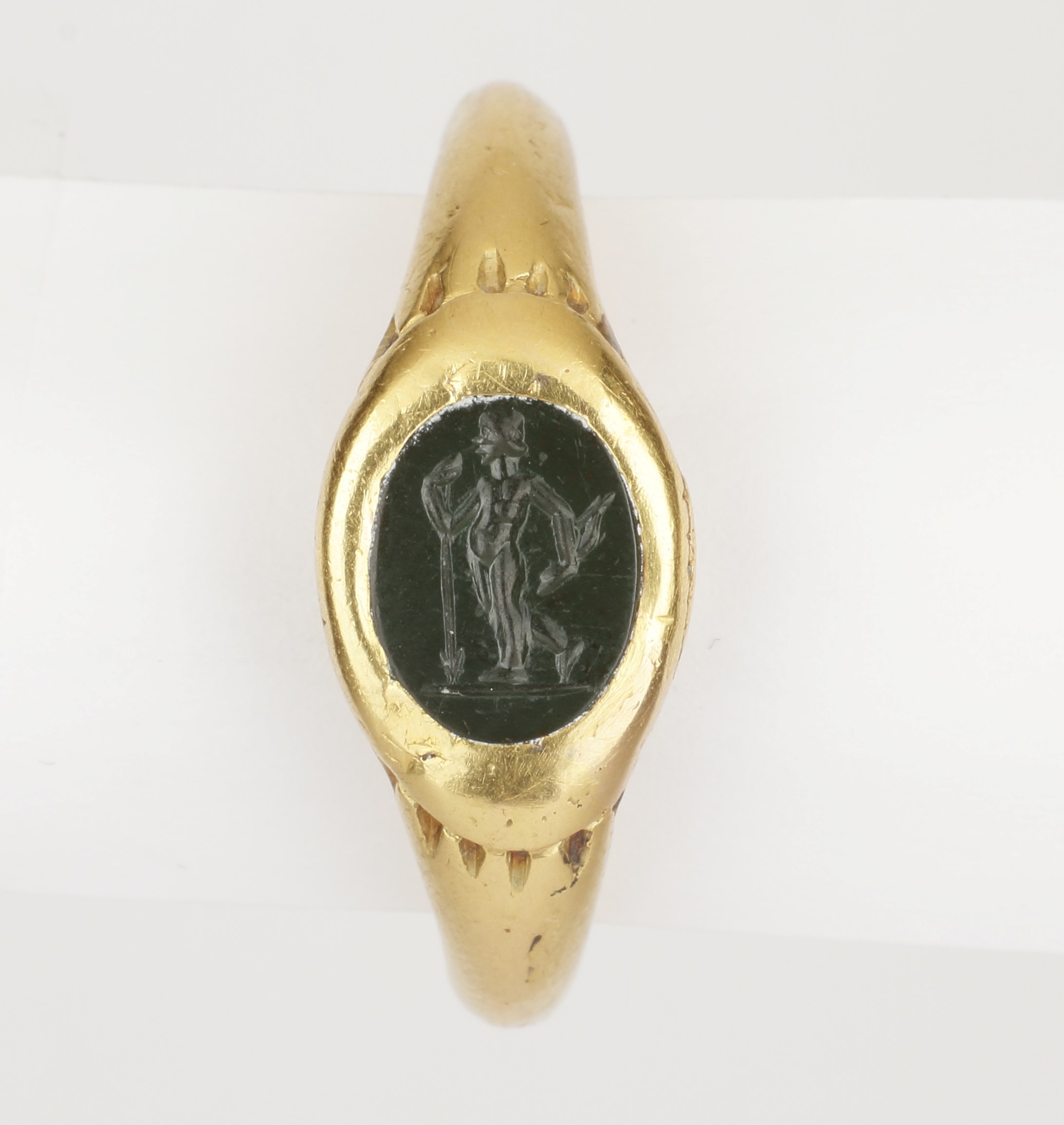 A Fine Finger-Ring set with a Heliotrope Intaglio of a Warrior /A
